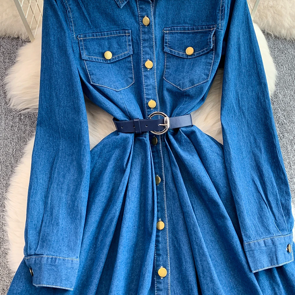 Sukienka damska dżinsowa w stylu retro, ciemnoniebieska, z klapami, bufiastymi rękawami, jednorzędowym zapięciem na metalowe guziki, kieszeniami, podkreślająca talię, z rozcięciem, sukienka koszulowa.