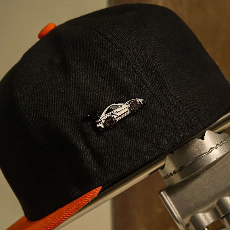 Retro-Sportwagen-Abzeichen, Hut-Clip, Souvenir, Emaille-Anstecknadeln, individuelle Broschen, Anstecknadeln, lustiger cooler Schmuck, Geschenk für Männer und Freunde