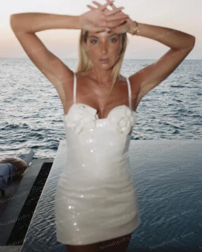 Minigonna bianca con paillettes con abbellimenti floreali Shimmers illuminemente sotto la luce riflette il glamour ed l'eleganza perfetta per il Nig