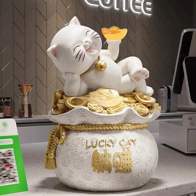 A Lying down and earning lucky cat ornaments, lucky bags, piggy banks, and sending friends to the store to attract wealth