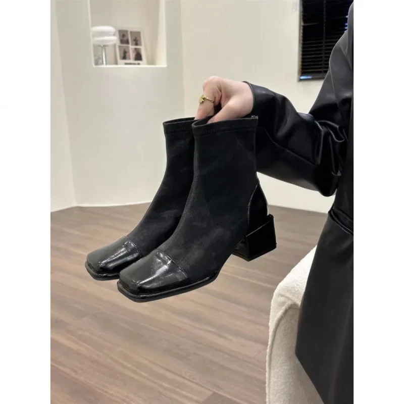 Elegante Damenstiefel Knöchelflock 2024, neuer Frühling und Herbst, lässig, französischer Stil, Retro-Freizeitstiefel, quadratischer Absatz, Damenschuhe, Schwarz