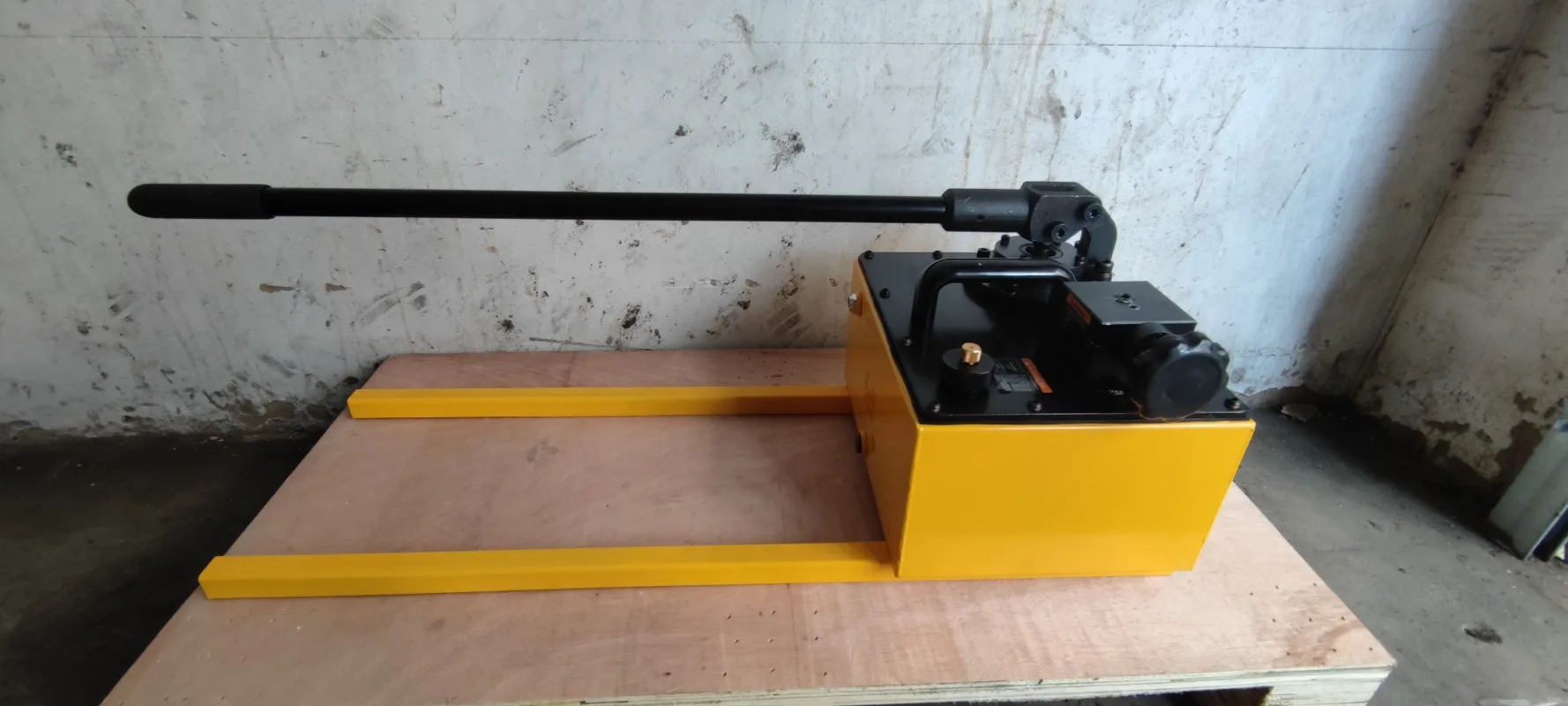 مضخة هيدروليكية يدوية متعددة الأغراض لإصلاح المعدات المتنقلة في الموقع بما في ذلك الخراطيم الهيدروليكية ومضخة الطاقة لقياس الضغط