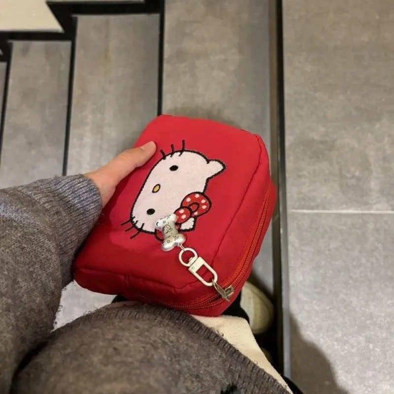 مرحبا كيتي حقيبة صغيرة المرأة حقيبة مستحضرات التجميل Kawaii حقيبة مستحضرات تجميل الكرتون المرأة حقيبة أدوات الزينة المطرزة أحمر الشفاه كيس التخزين