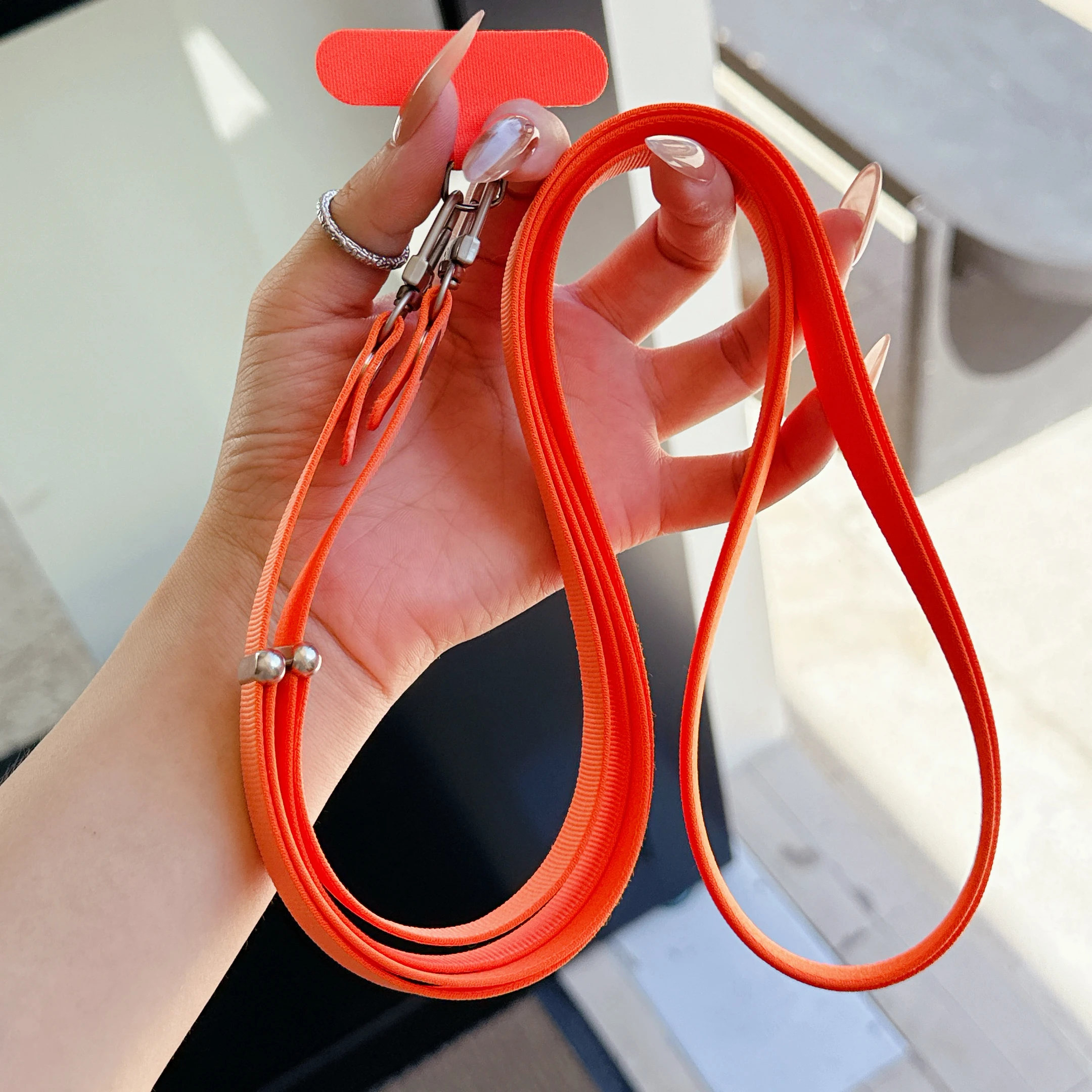 

Совершенно новый официальный немагнитный ремешок для телефона того же стиля и цвета с регулируемым ремешком через плечо. Подвеска для телефона.