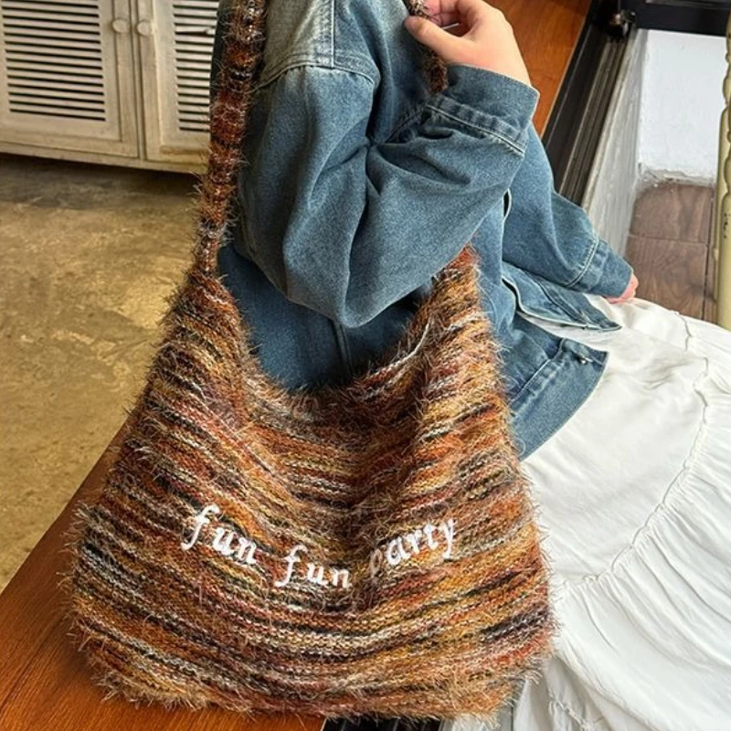 letras-bordadas-sacos-de-ombro-de-pelucia-para-mulheres-casual-contraste-cor-listra-crossbody-saco-inverno-peludo-senhoras-axilas-sacos