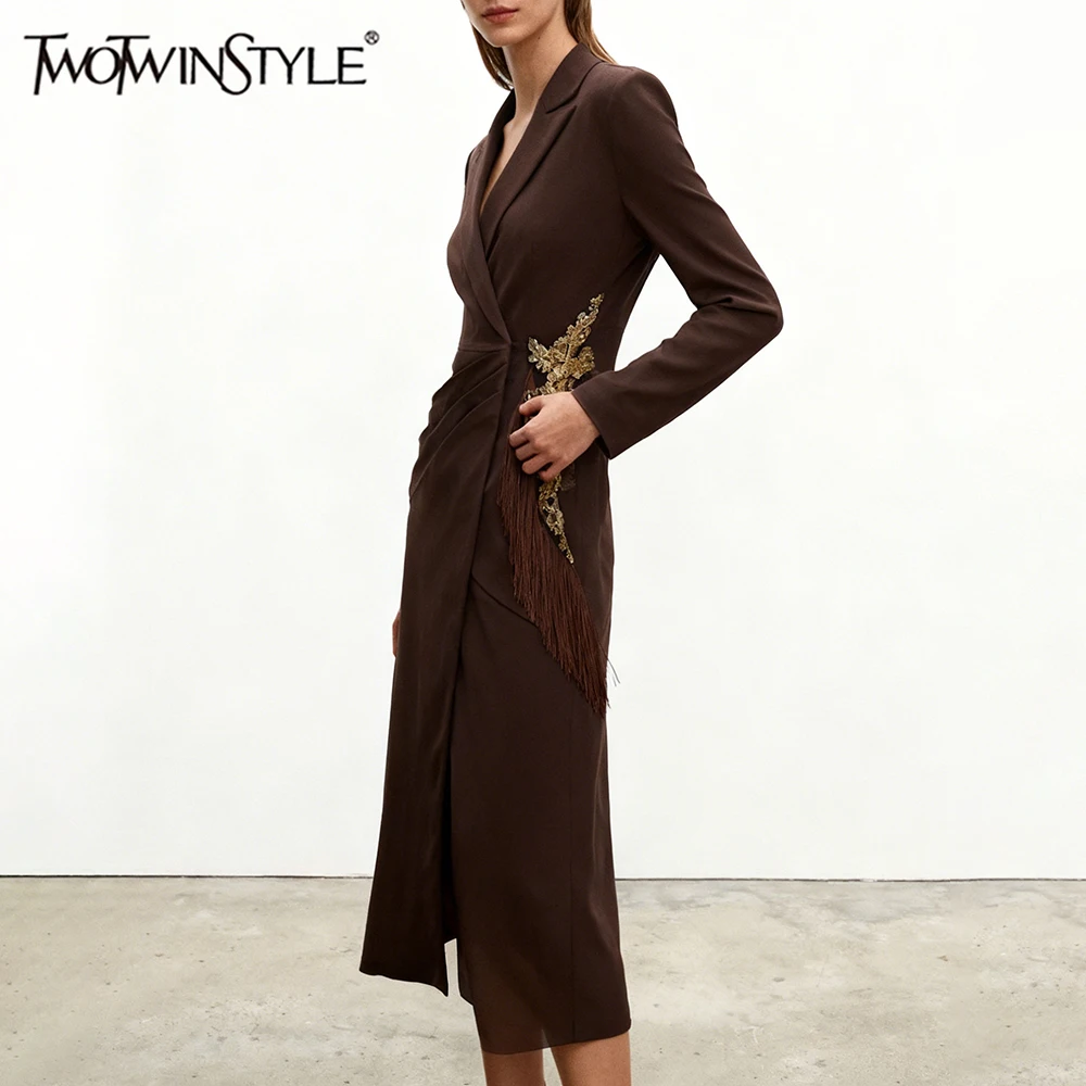 

TWOTWINSTYLE однотонные темпераментные платья с вышивкой для женщин, туника с лацканами и длинными рукавами, лоскутное платье с кисточками, женское новое платье