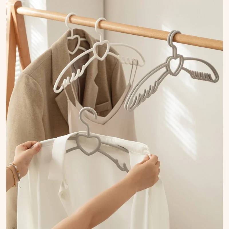 New Heart-Shaped Non-Slip Hangers Thickened PP Hanger for Clothes Tank Top Dress Mark-Free Clothing Racks for Wardrobe Storage
