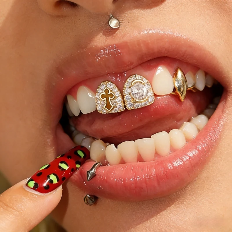 Neuer Exquisiter Modischer Hip-Hop Hohlkreuz Ovaler Zirkon Trendiger Herrenschmuck für Halloween-Partys Konzerte Rollenspiele Auftritte