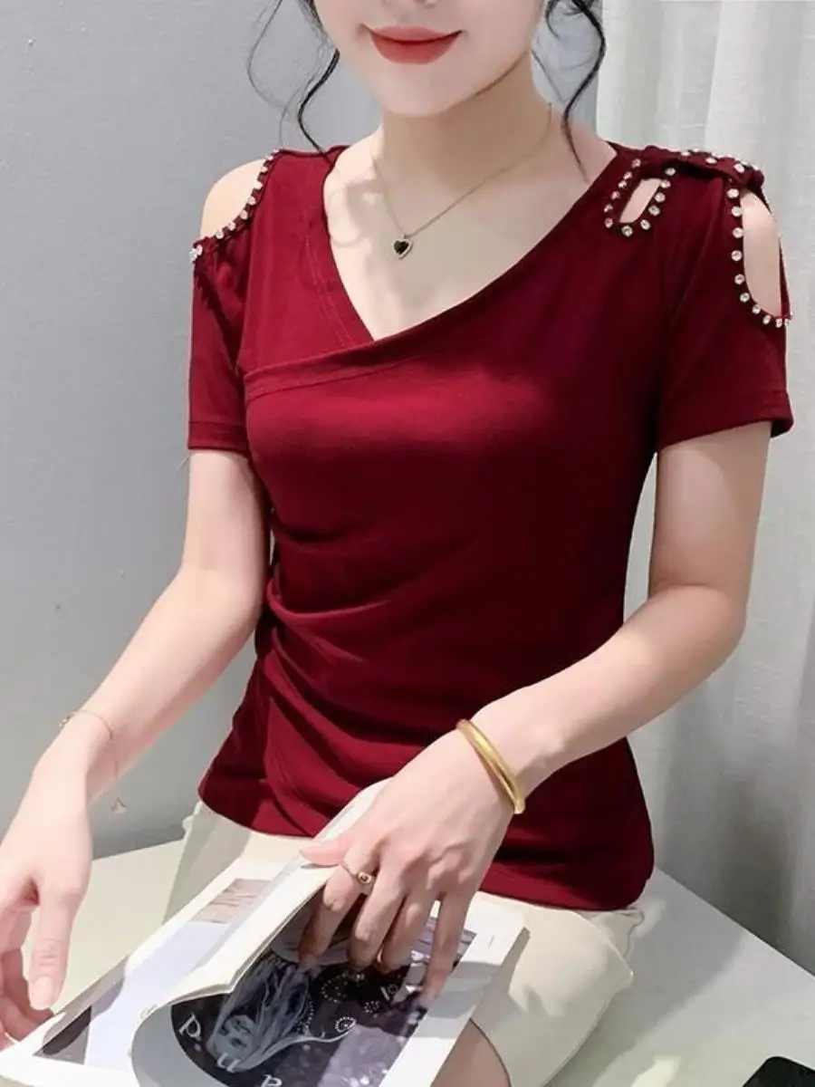 camiseta-feminina-de-manga-curta-com-decote-v-e-micangas-moda-verao-ombro-vazado-design-vazado-que-emagrece-bolso-quadrad