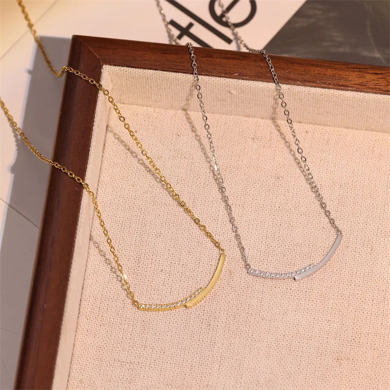 Gold Plated Smile Premium Stainless Steel Charm Necklace Sexy Personality Pendant Clavicular Chain For Women Decoration