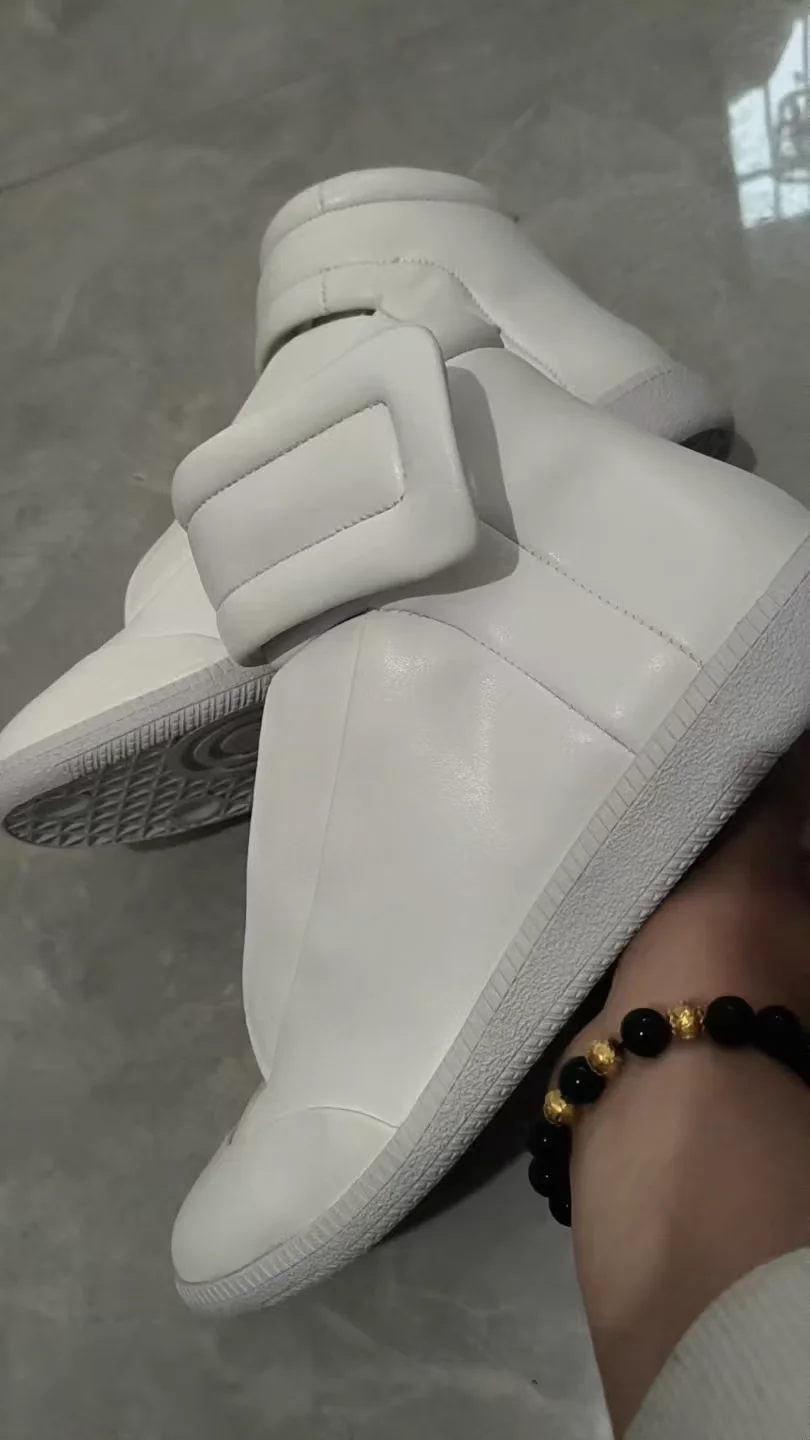 Tênis masculino casual branco de couro sintético, cano alto, alça, gancho e laço, para vanguardistas, estilo de rua