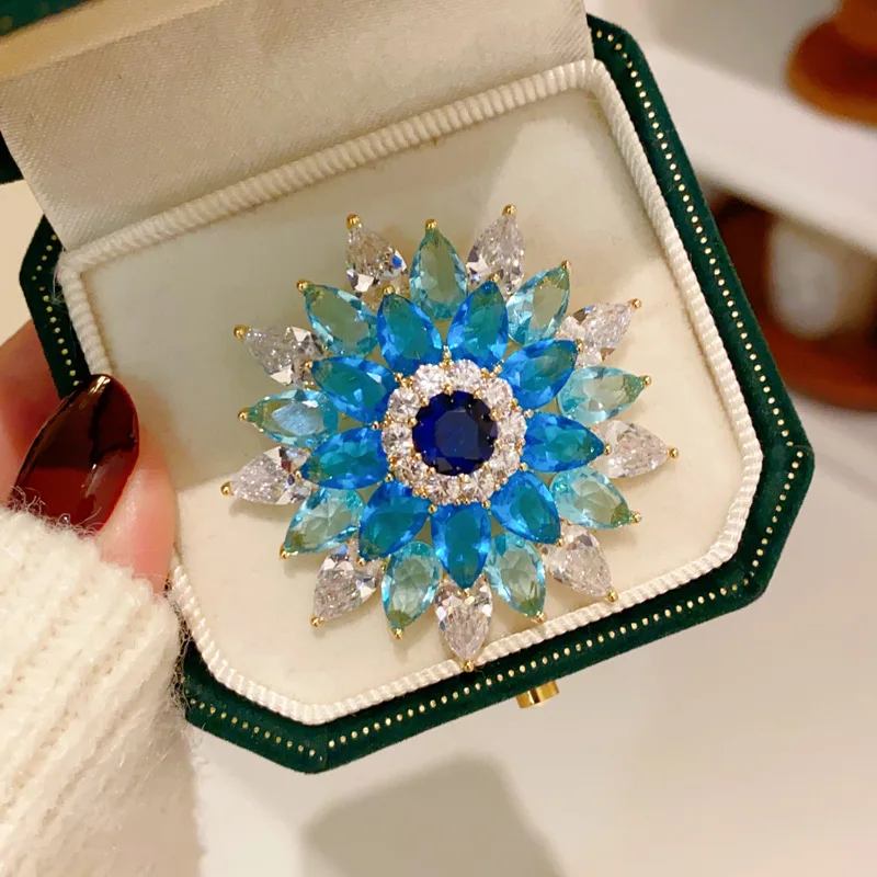 Spilla di lusso con fiocco di neve blu cielo con zirconi Micro-intarsiati per le donne Design elegante cappotto di corpetto giacca da abito