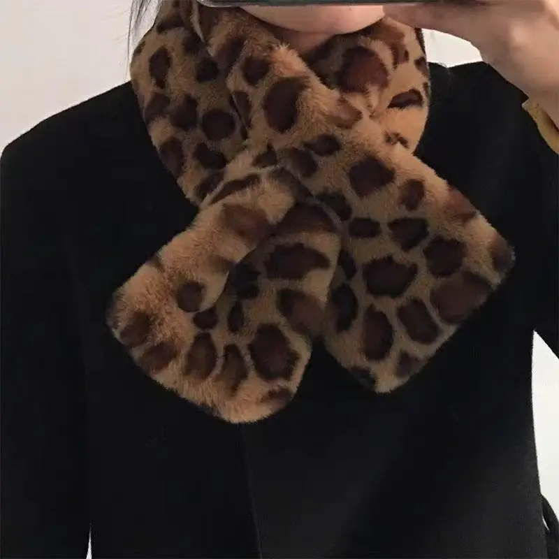 

Новый женский теплый шарф с леопардовым принтом, зимний утолщенный плюшевый шарф с перекрестным воротником, ветрозащитные шарфы из искусственного меха, мягкие пушистые теплые шарфы для шеи