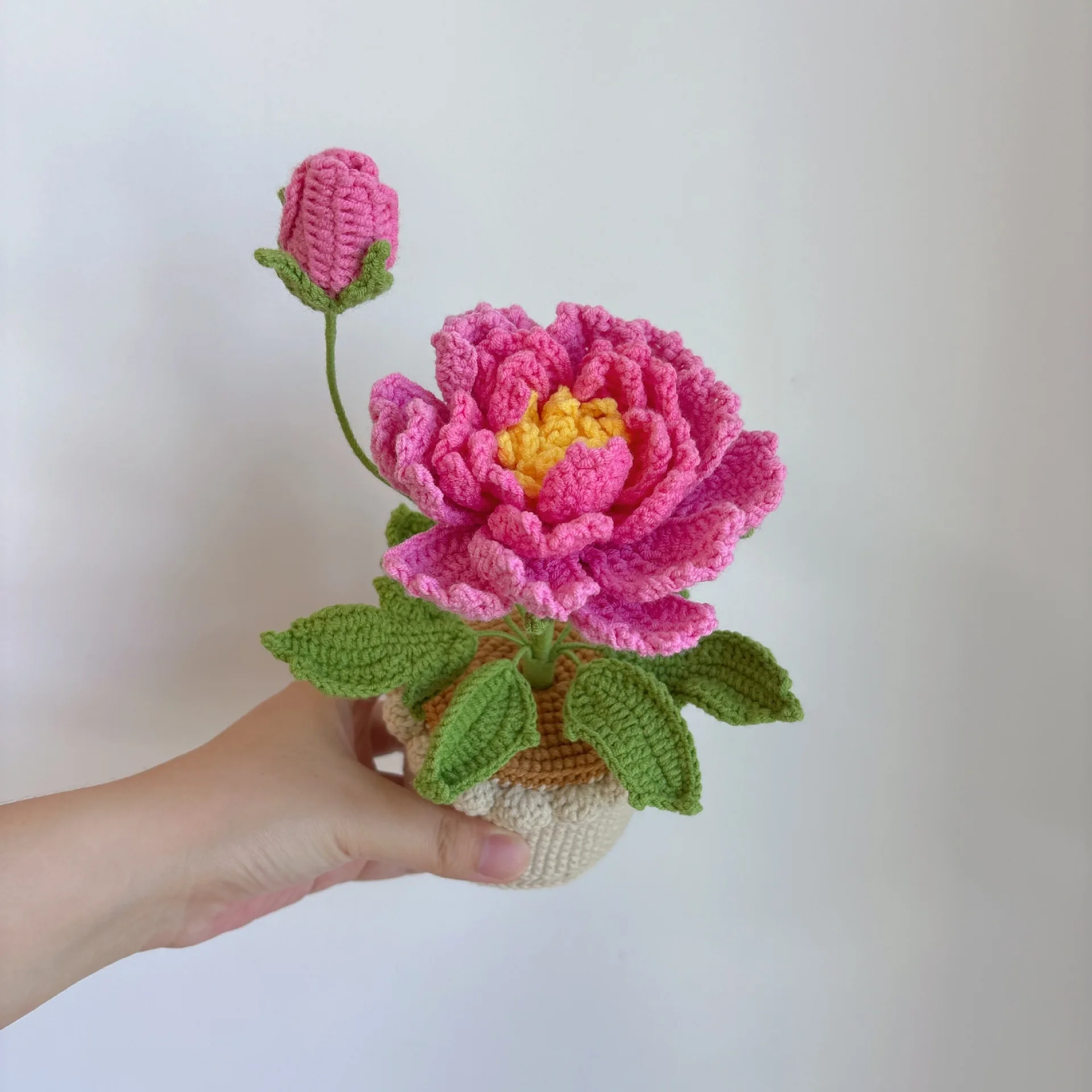 Kreativer gestrickter Pfingstrosen-Blumentopf, handgewebte Pfingstrosen-Häkelblume im Topf, Dekoration für Schreibtisch und Bücherregal, Geschenk – Detail 5