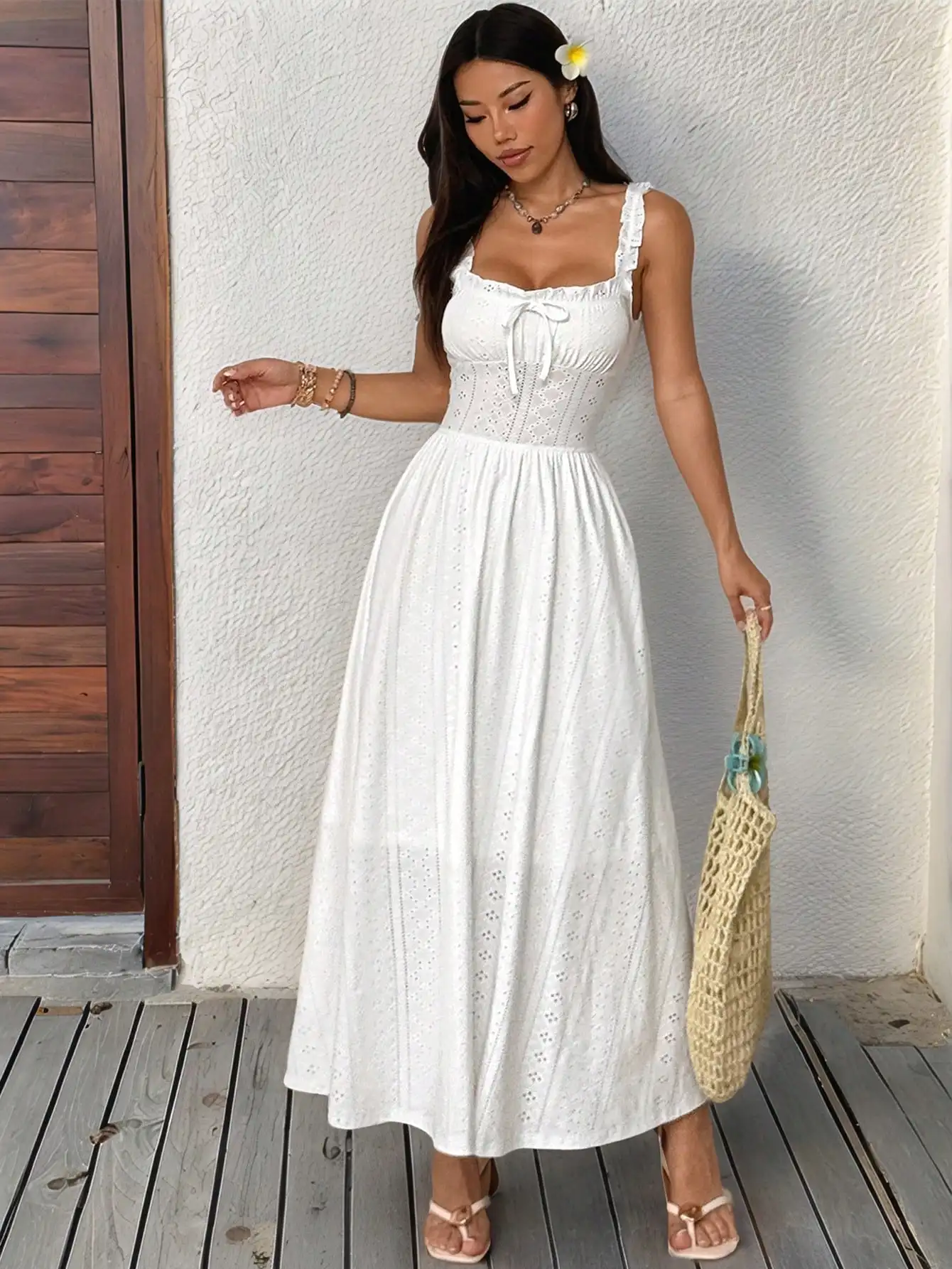 

Белое макси-платье в стиле бохо с кружевными вставками и рюшами на бретелях