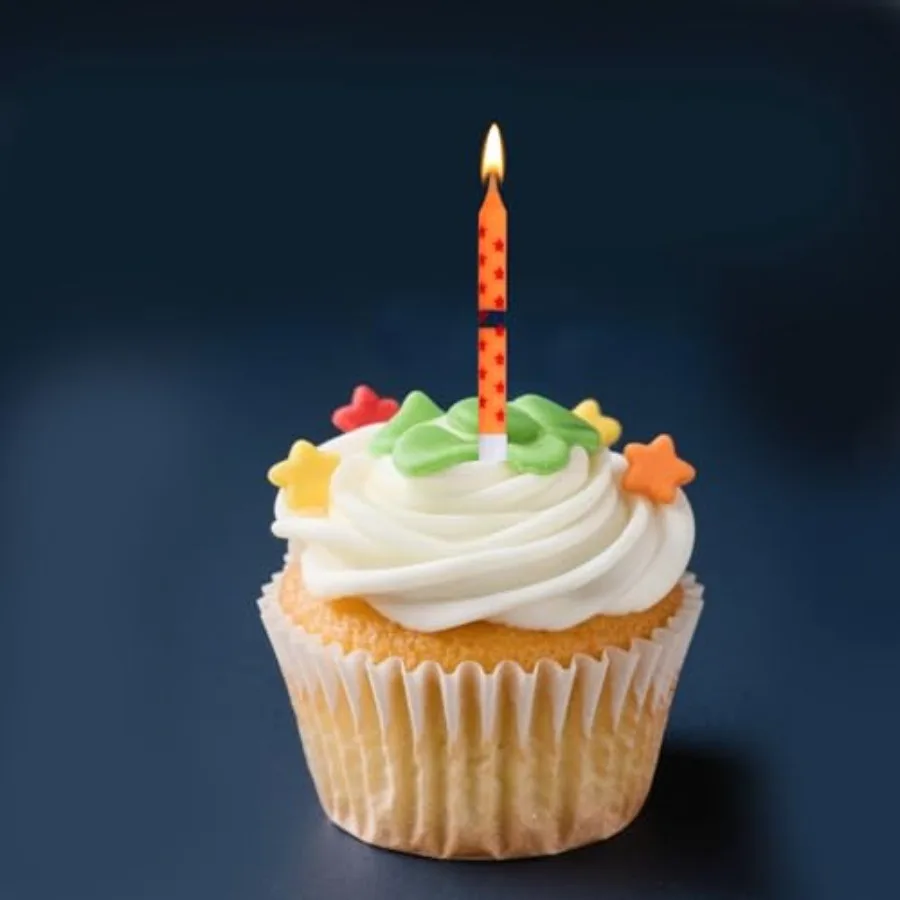 12 قطعة من شموع عيد الميلاد ذات طابع الرسوم المتحركة باللونين الأصفر والأحمر مطبوعة على شكل كعكة عيد الميلاد وشموع تزيين الكب كيك للأولاد والزوجة