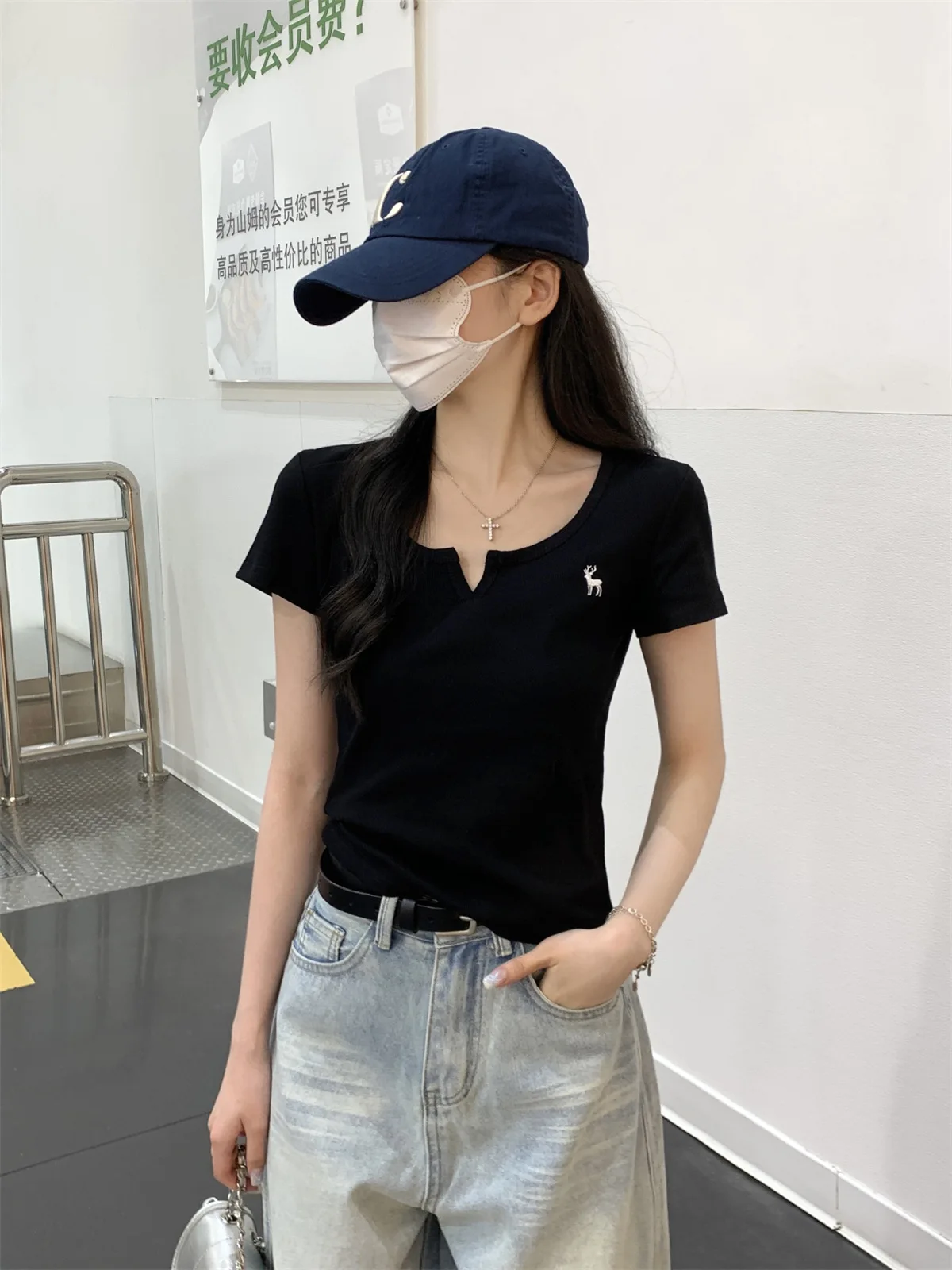 Damen T-Shirt Neues Sommer-Modell mit halb offenem Kragen, Stickerei-Design, Kurzarm-T-Shirt für Mädchen, Studentinnen, lässiges, schmal geschnittenes Oberteil. – Detail 26