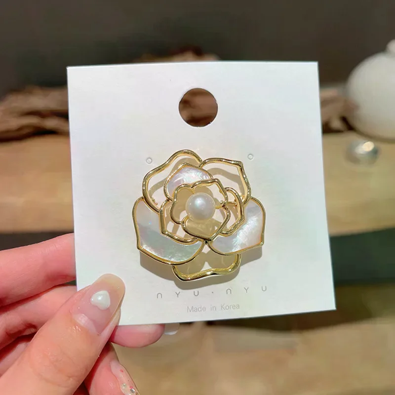 Брошь-с-цветком-камелии-и-жемчугом-модная-роскошная-булавка-корсаж-для-женщин-модный-шарф-с-пряжкой-одежда-корсаж-ювелирные-аксессуары