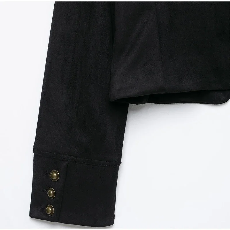 Damenjacke aus Wildleder-Optik mit Stehkragen, kurz geschnitten, mit Reißverschluss vorne, goldenen doppelten Zierknöpfen und Schulterklappen. – Detail 6