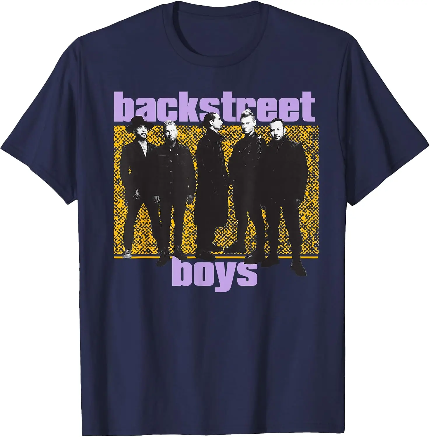 T-shirt graphique Backstreet Boys, portrait de cinq personnes en noir sur un rectangle moucheté jaune avec texte de logo violet vif, T-shirt imprimé pour femme