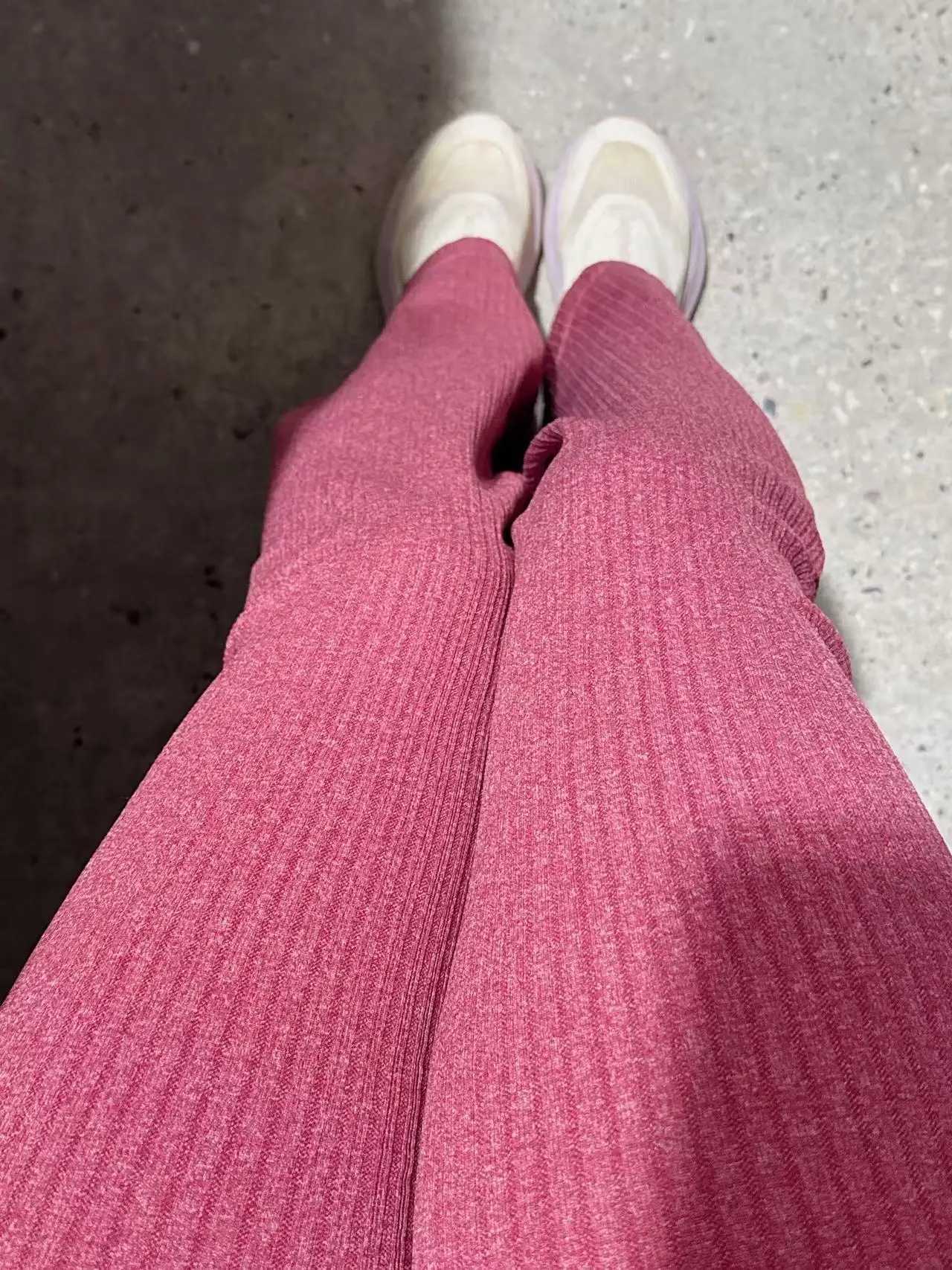 Nahtlose gerippte Strick-Schlaghose für Damen, hochtailliert, einfarbig, schmal geschnitten, Yoga-Schlaghose, dehnbare Leggings für Fitness, Laufen und Training – Detail 12