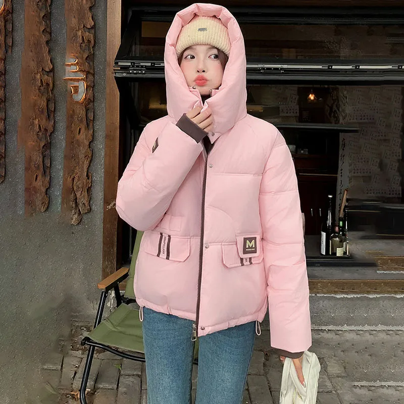 Neue weibliche kurze Baumwolle gefütterte Jacke, Winter dicker warmer Daunen-Baumwollmantel, koreanische lose Parker-Steppjacken mit Kapuze für Damen