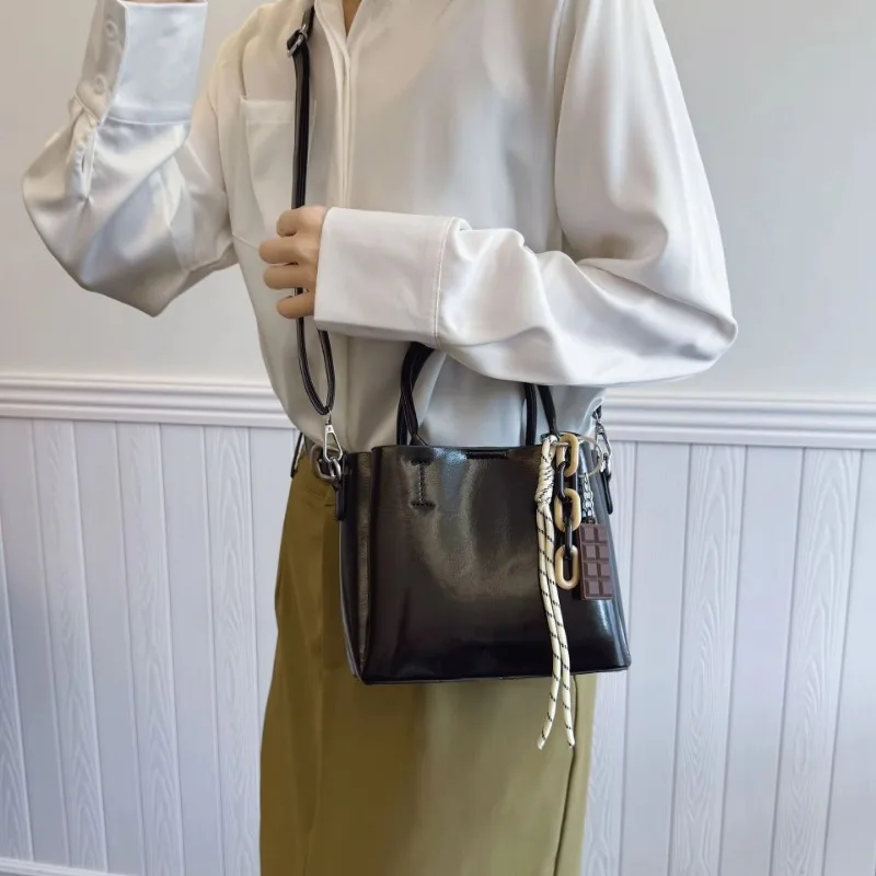 Женская кожаная сумка через плечо в стиле ретро с масляным воском, новинка 2025 года, модная универсальная сумка, высококачественная пригородная сумка-мессенджер