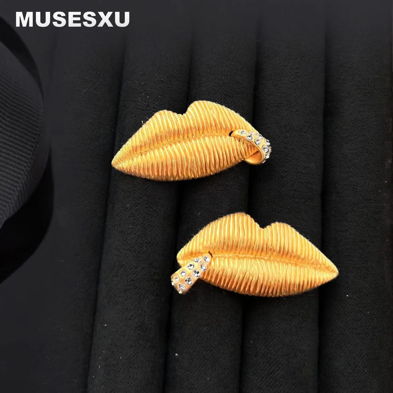 

Jewelry & Accessories Punk Style High-Quality Gold Brushed Lip Pattern Earrings For Woman's Gifts