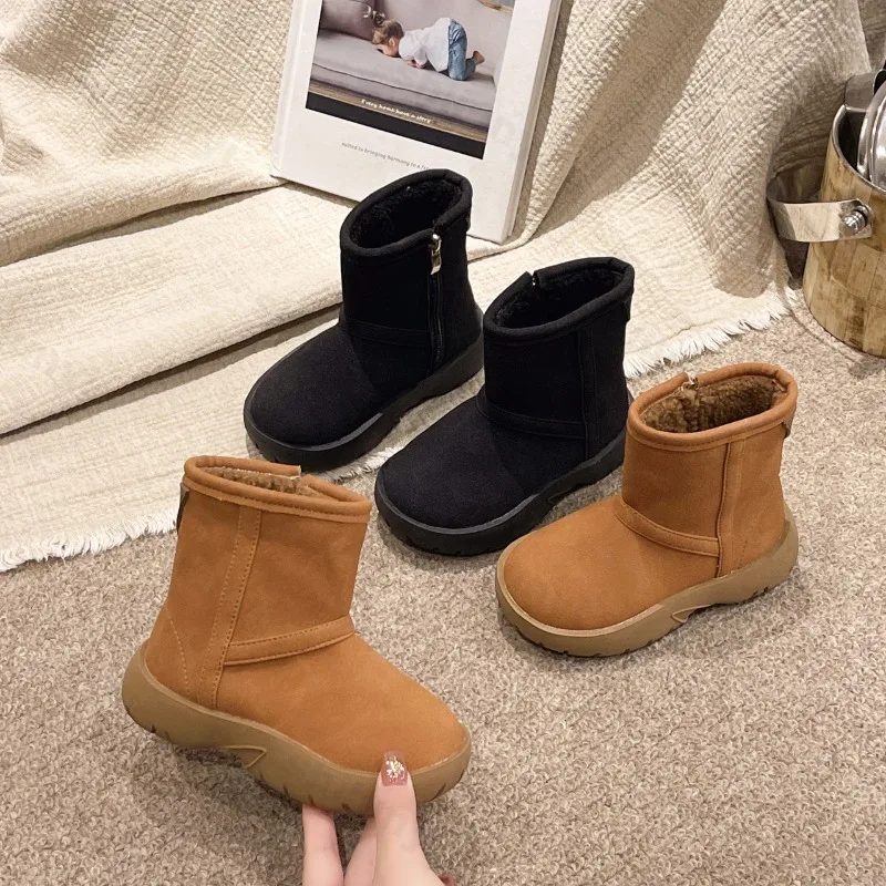 

Детские теплые повседневные зимние короткие ботинки на толстой подошве в стиле ретро, зима 2024, модные трендовые универсальные удобные плюшевые хлопковые ботинки для мальчиков