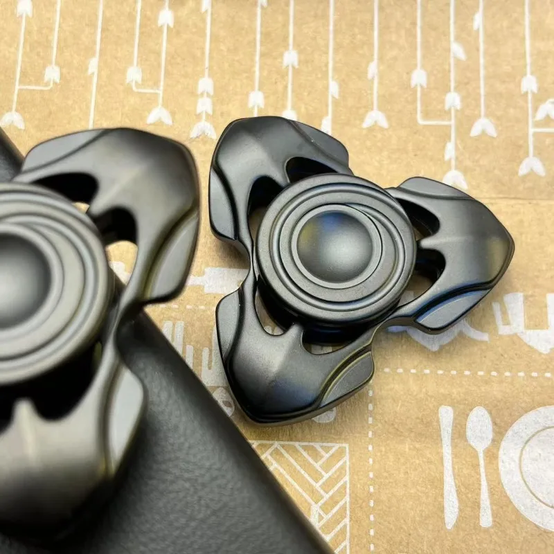 Ranger EDC Dreiseitiger Edelstahl, schwarz plattiert, mechanisches Fidget Spinner aus Metall, Dekompressionsspielzeug