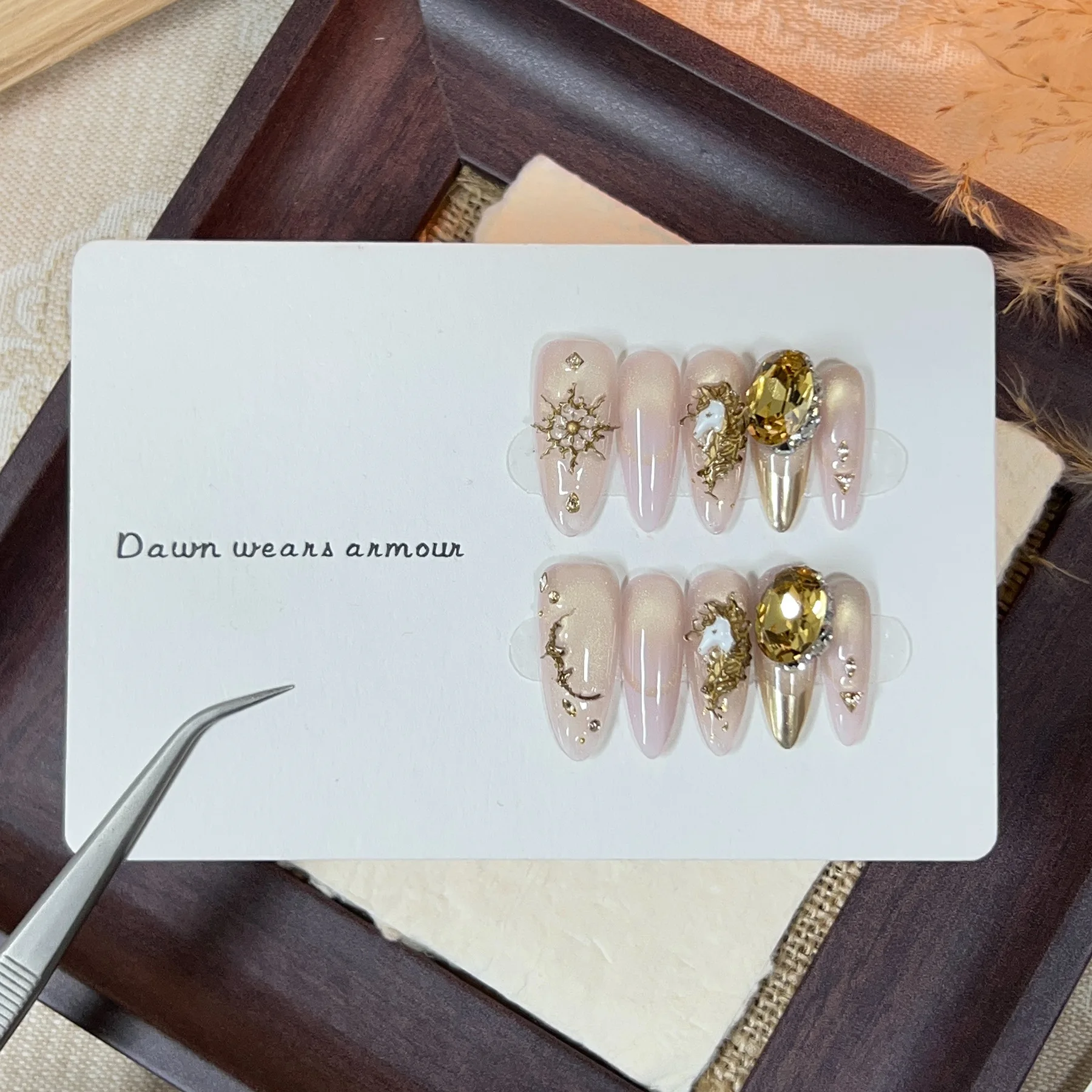 

VITAGWX 10 шт. Накладные ногти ручной работы класса люкс с 3D золотым декором, длинные, в форме катафалка, с эффектом «кошачий глаз» и градиентом, в коробке с инструментами