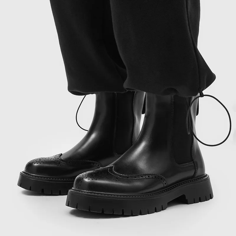 Botas de estilo británico para hombre, zapatos tipo brogue con detalles tallados, botas de cowboy para otoño e invierno, botas de plataforma para fiestas y discotecas, botas Chelsea de cuero natural.