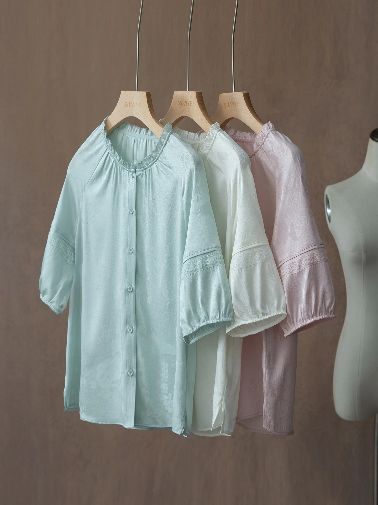 

Элегантная женская свободная блузка из высококачественного шелка с рукавами-фонариками и декоративными деревянными элементами, однотонная, для повседневной носки