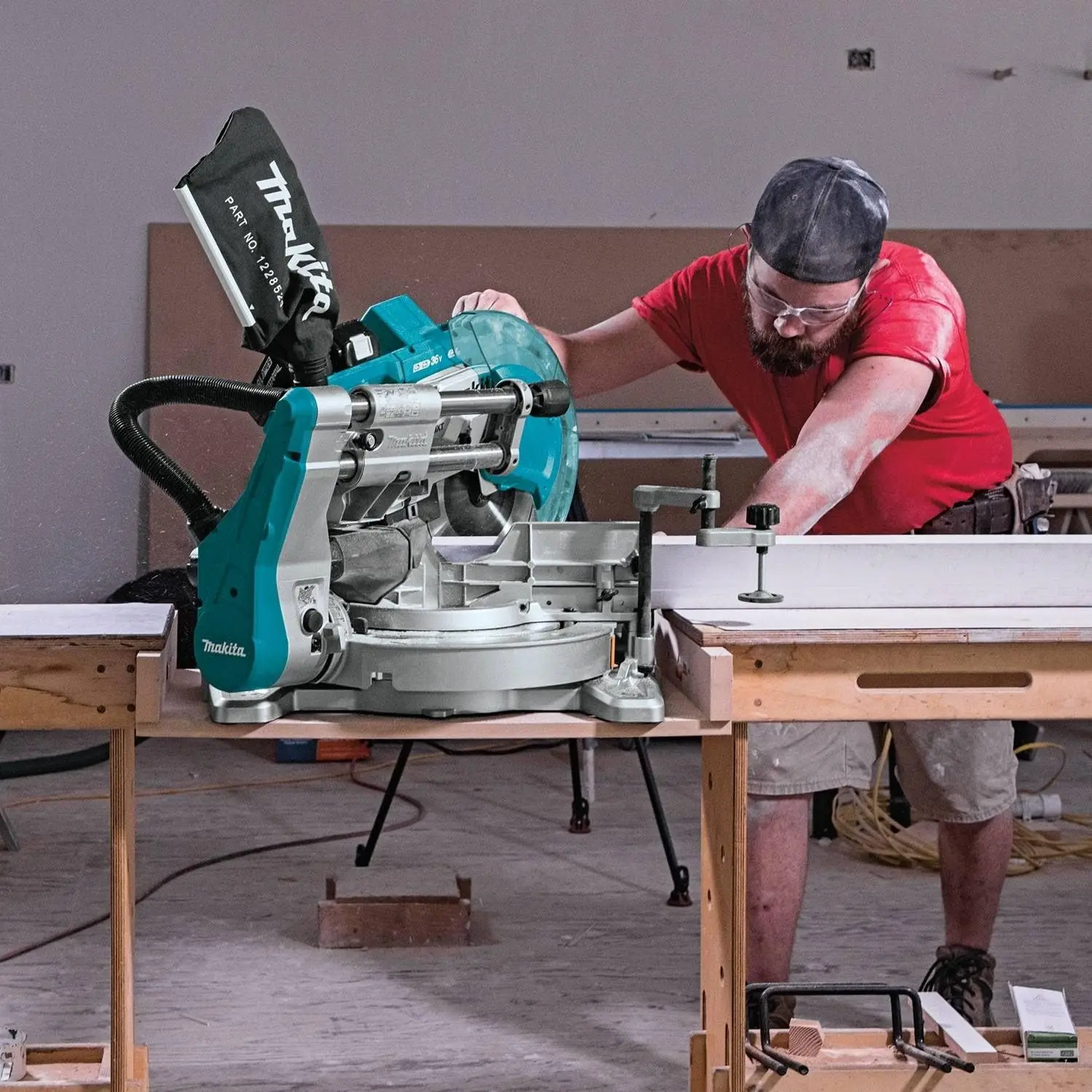 

Makita XSL06PT 18V x2 LXT Lithium-Ion (36V) Brushless Cordless 10" Dual-Bevel Sliding Compound Miter Saw with Laser Kit (5.0Ah)