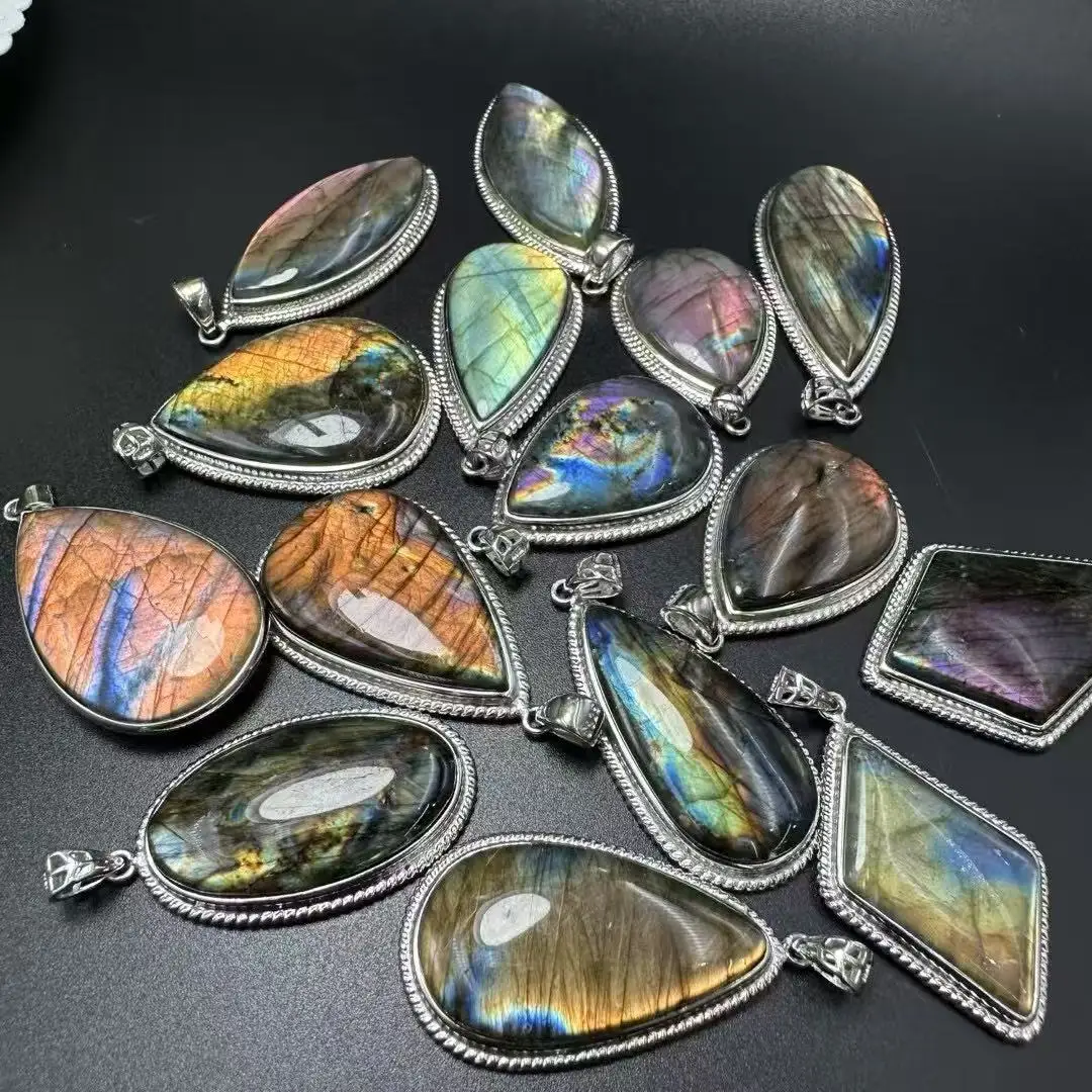 

Unit One Piece 925 Silver Inlay Natural Rainbow Labrodorite Crystal Random Shape Pendant for Meditation