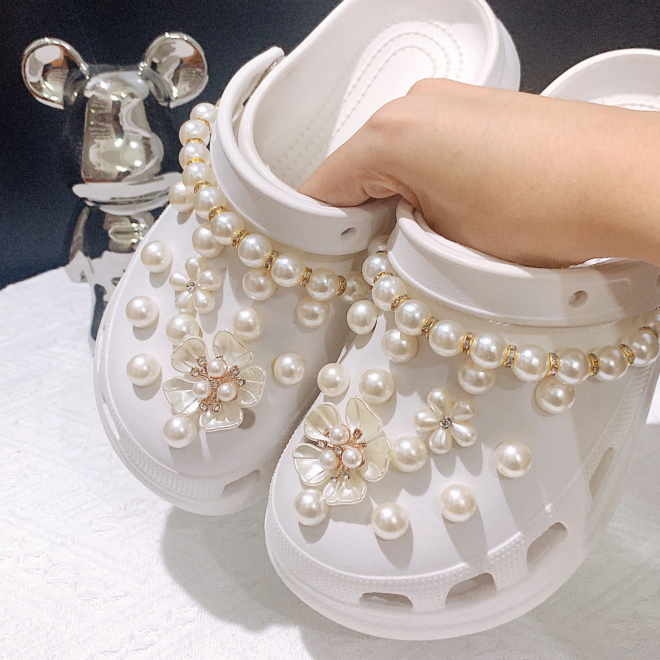 26/28Pcs Croc Shoe Accessories, Including White Five-Leaf Flowers, White Rhinestone Chains, White Pearls, Etc., Suitable for Decorating Croc Shoes. the Accessories Can Be Used as Gifts