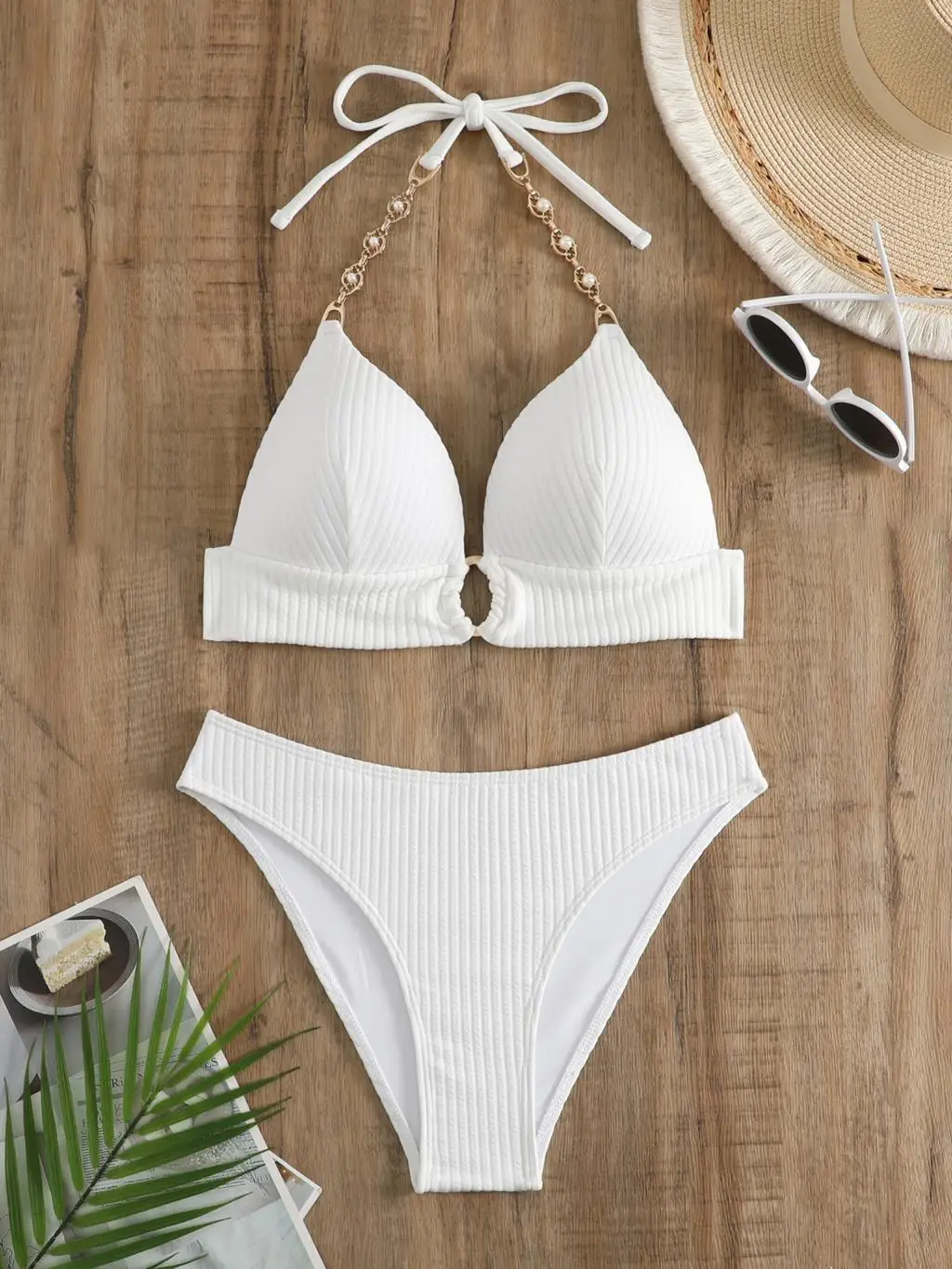 Bikini con cuello Halter para mujer, bañador Sexy con cadena, ropa de baño blanca, ropa de playa, 2024