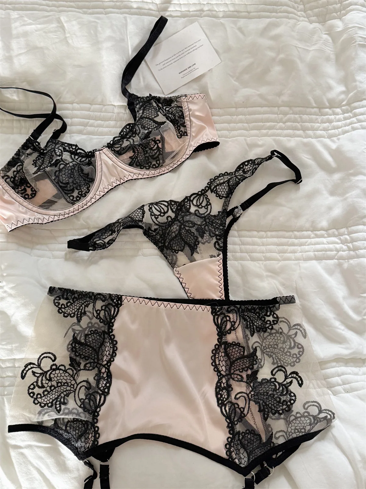 

Комплект нижнего белья Lace Pure Desire для большой груди: Сексуальный женский комплект из трех предметов с бюстгальтером на косточках и эффектом пуш-ап, тонкий бюстгальтер и трусики.