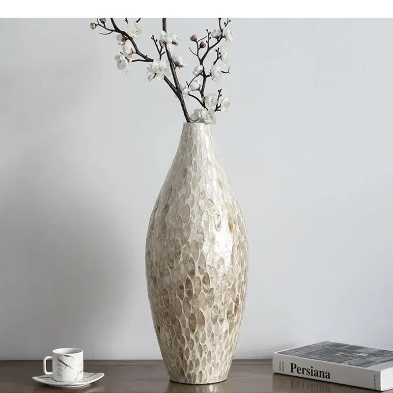 Vase en bois peint incrusté de fleurs artificielles