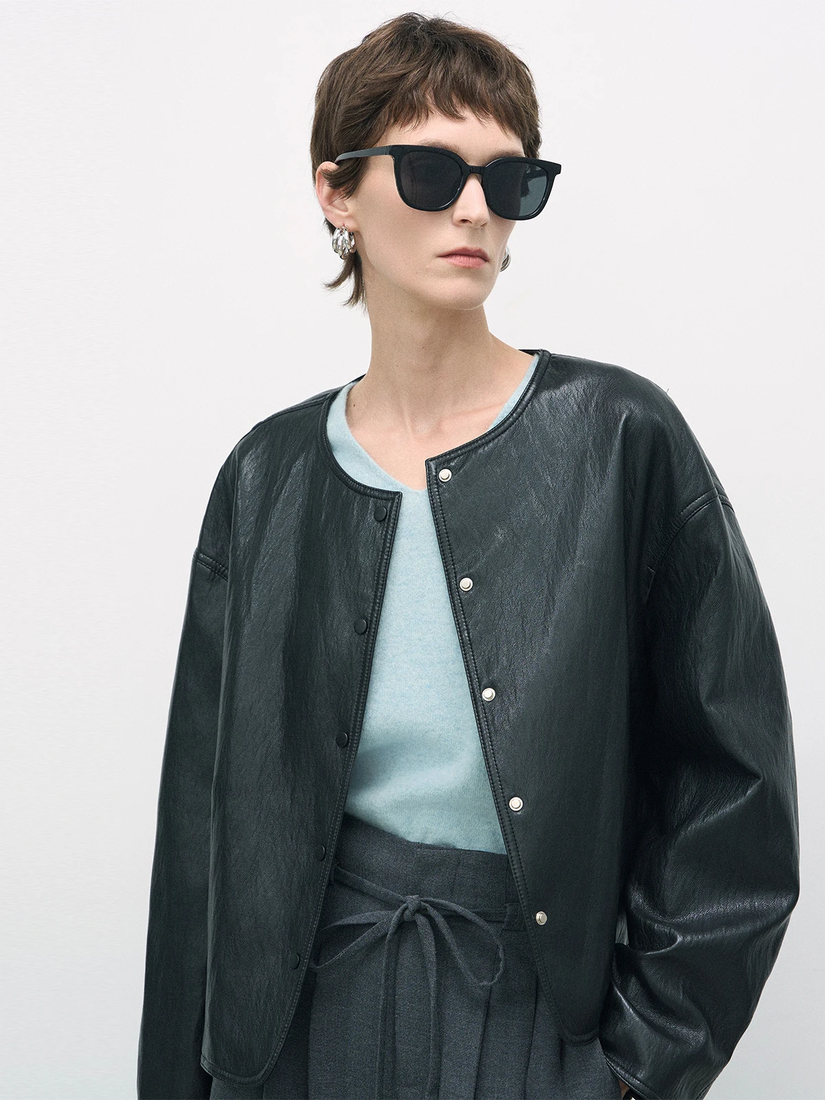 

Shallow Streams Autumn New Black round Neck Protein Leather Jacket Women's Top Quality Leather Coat Commute Style Long Sleeve