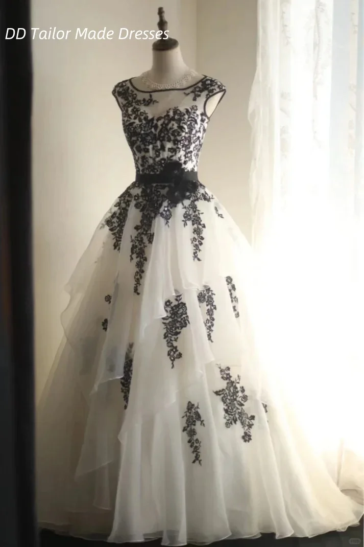 

Classic Black And White Wedding Dress Lace Appliques Ruffle Tiered A-Line Long Tulle Bridal Gowns Sleeveless Customized