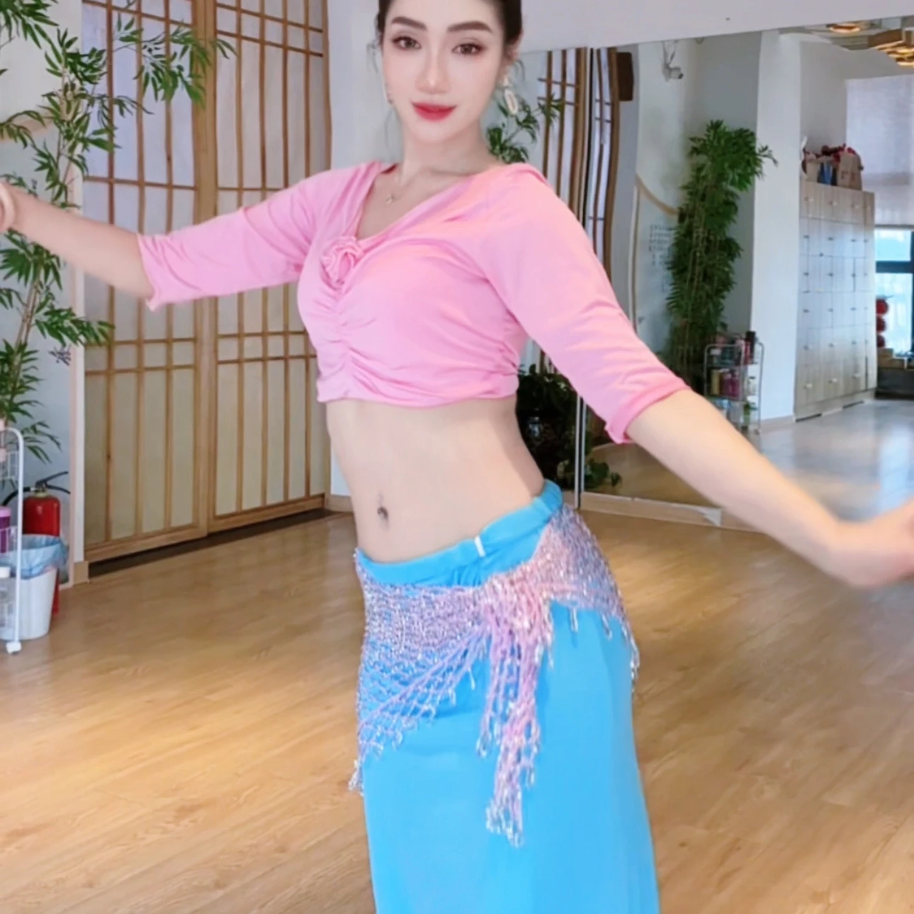 新しいベリーダンス衣装女性のためのハイエンドのセクシーな気質パフォーマンス衣装大人のオリエンタルダンスプロフェッショナル練習セット