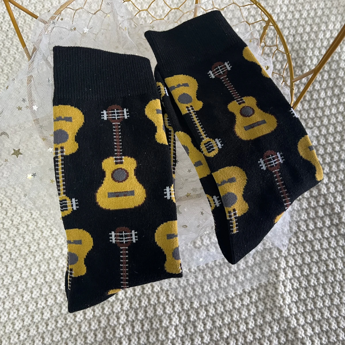 1 Pairs Unisex Classic Acoustic Guitar Pattern Fahion Trendy Comfy Mid Tube Socks Suit In All Seasons