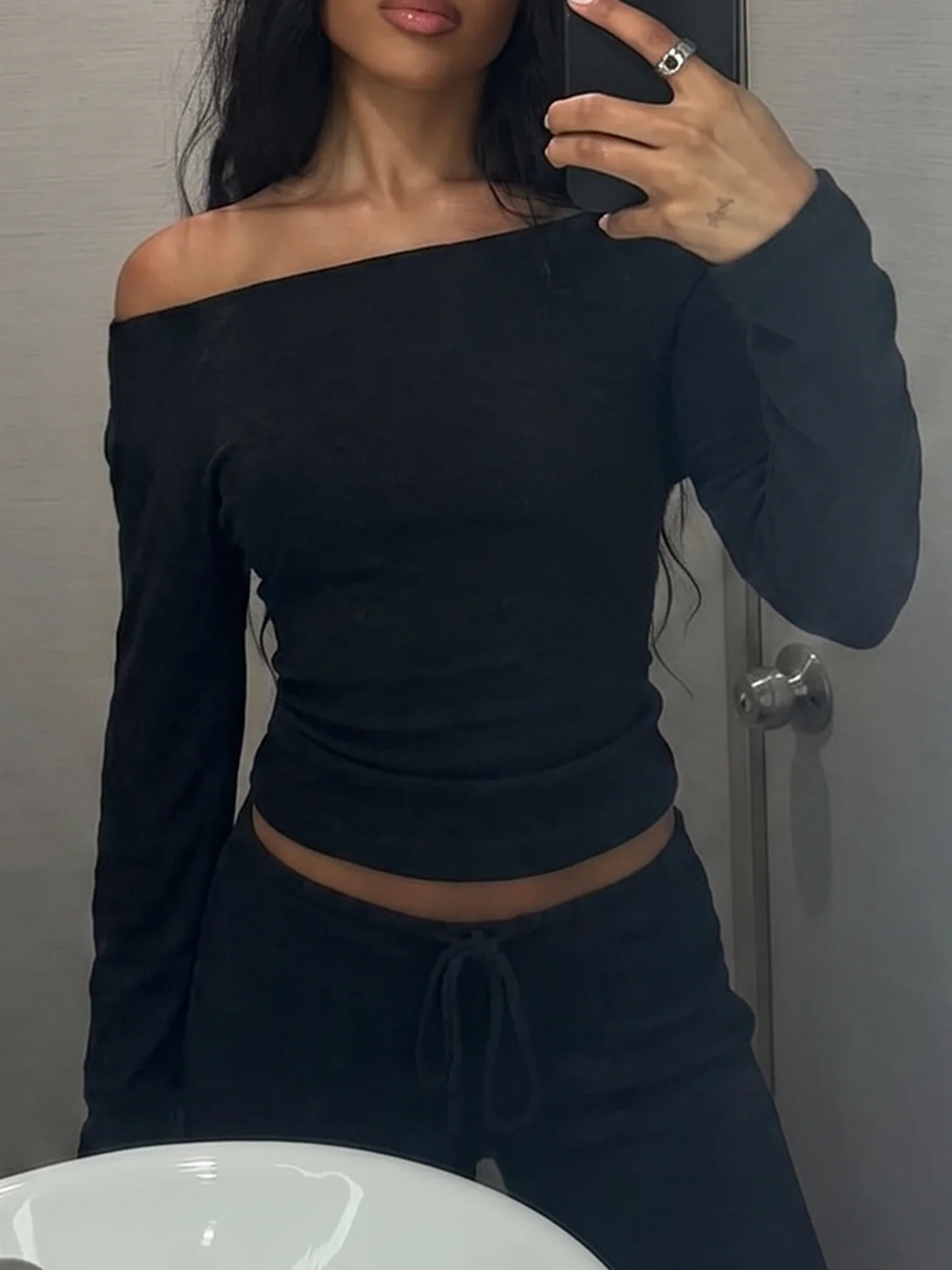 Hugcitar Women'S Fashion Skew Collar Black Long Sleeve Ruched Sexy Fit Crop T-Shirt Top Fall Casual Outfit Tees Streetwear Party