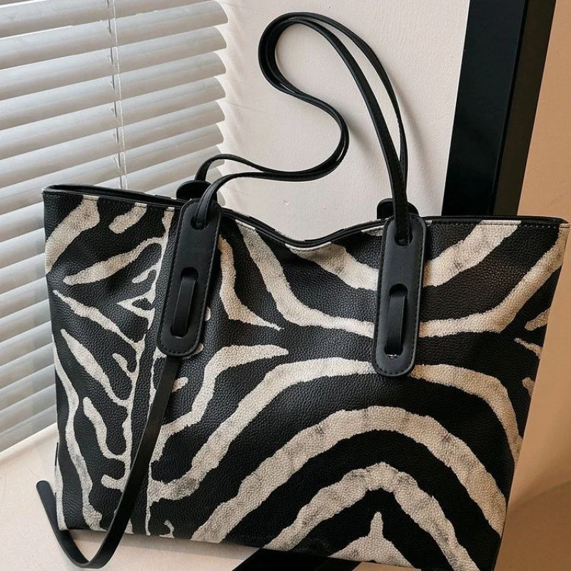 

High-Quality Leather Handbag For Ladies - Famous Designer Crossbody Bag With Detachable Chain Classic Style