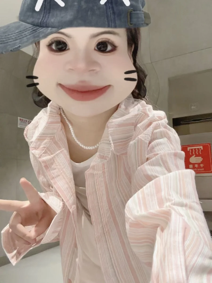 Damska luźna kurtka w paski w kolorze baby pink, chroniąca przed słońcem, w stylu koreańskim, długa, idealna do dojazdów do pracy.