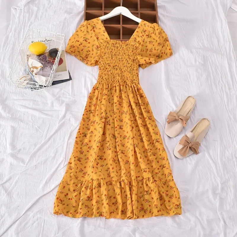 Самое продаваемое платье без бретелек 2025 года — облегающее платье-комбинация с квадратным вырезом