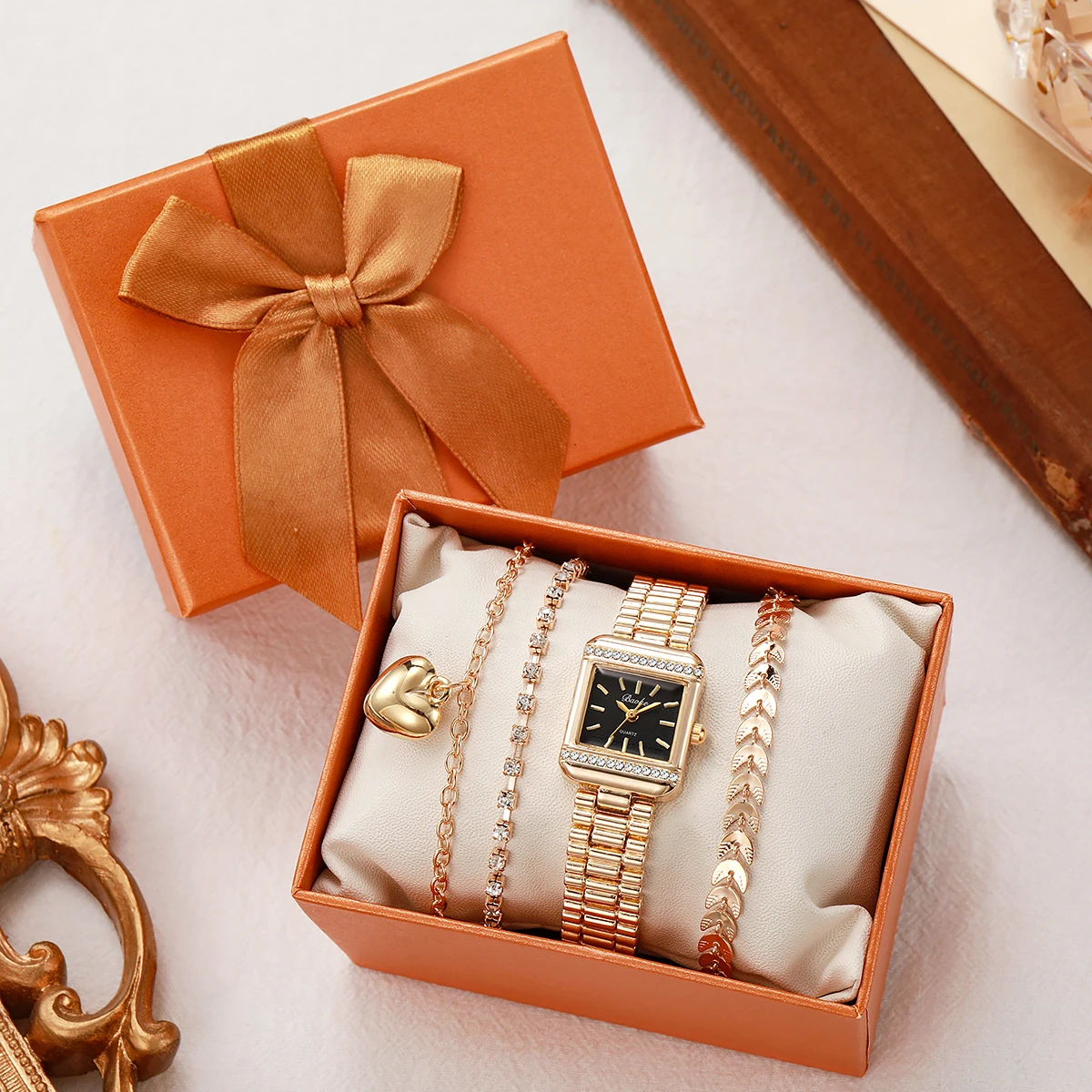 

Роскошный золотой квадратный браслет для часов в комплекте для женщин | Кристаллический бисерный браслет | Подвеска в форме сердца | Лифт Линк | Элегантный подарочный набор