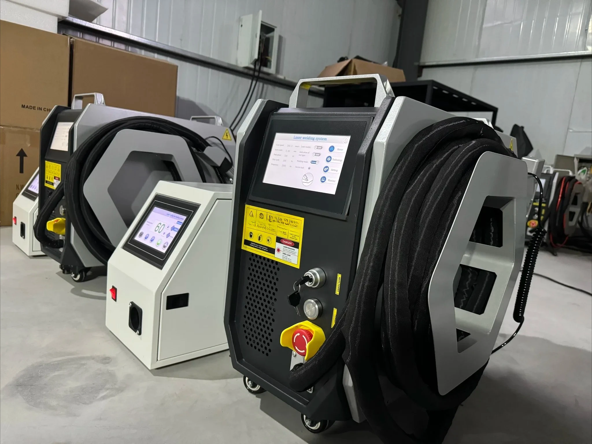 Pulizia delle giunture della saldatura con raffreddamento ad acqua con saldatrice automatica a filo