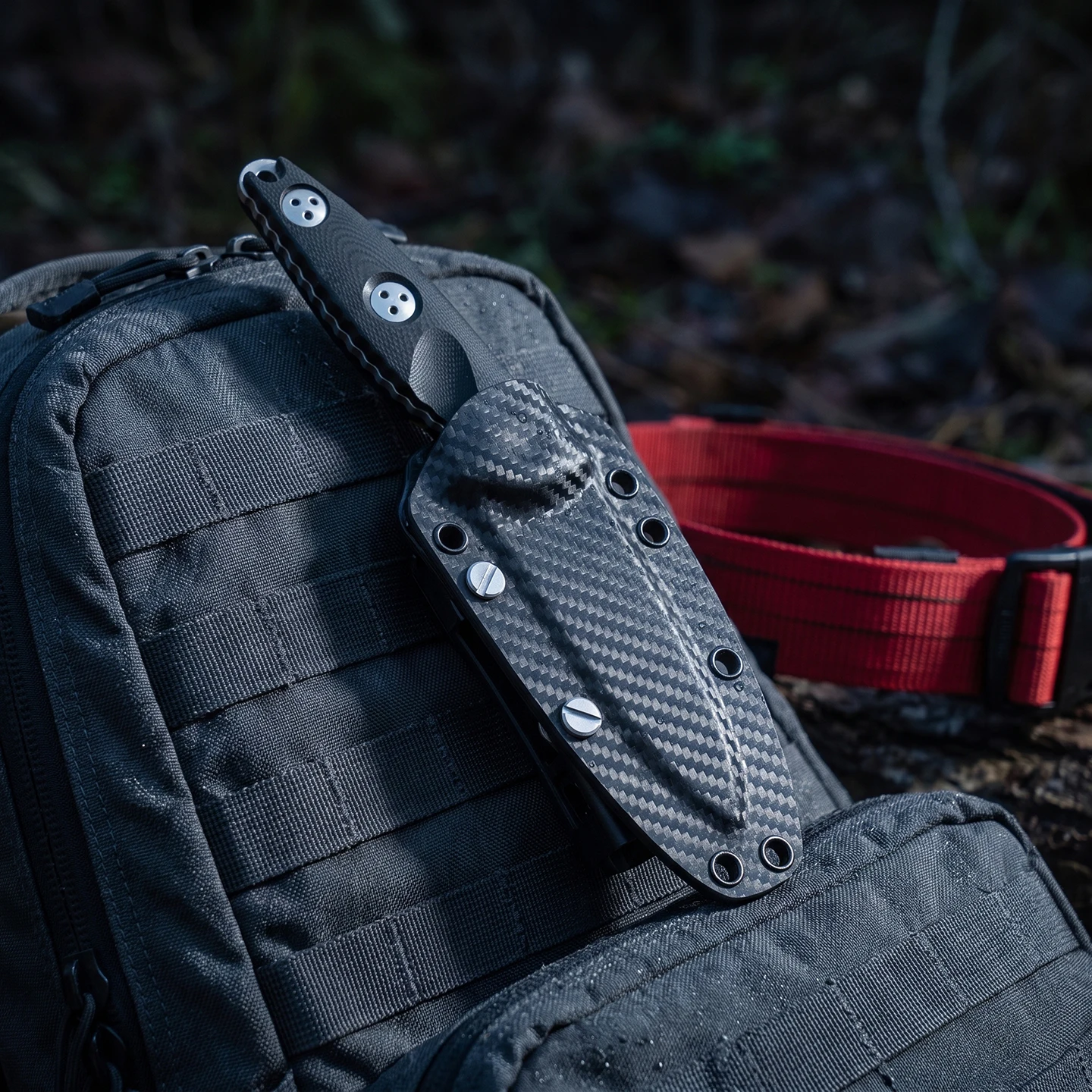 Microtech Elite Multi-functional Outdoor Knife: Carbon Fiber Sheath with G10 Handle, High-Strength Portable Knife